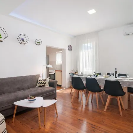 4 Bedroom Lovely In Kastel Sucurac *