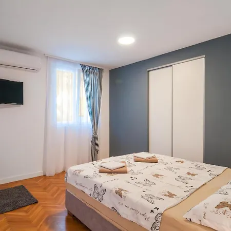 아파트 4 Bedroom Lovely In Kastel Sucurac