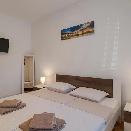 4 Bedroom Lovely In Kastel Sucurac 아파트