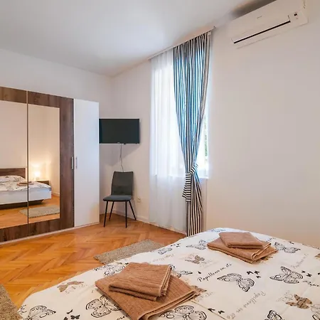 아파트 4 Bedroom Lovely In Kastel Sucurac