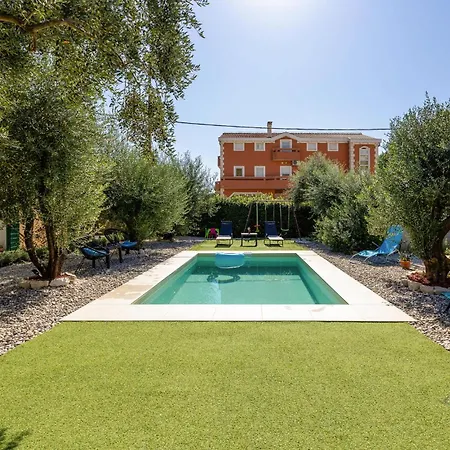 아파트 4 Bedroom Lovely In Kastel Sucurac